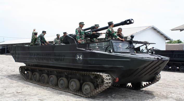 Ảnh: Xe thiết giáp lội nước K-61 do Liên Xô chế tạo chở lựu pháo LG-1 Howitzer do Pháp sản xuất trong nhiệm vụ đổ bộ. K-61 là loại xe thiết giáp dùng để chở người, phương tiện, vũ khí vượt sông, đổ bộ được phát triển bởi Liên Xô từ những năm 1940. Đây cũng là một trong những khí tài có tuổi đời khá lâu trong biên chế Quân đội Indonesia.