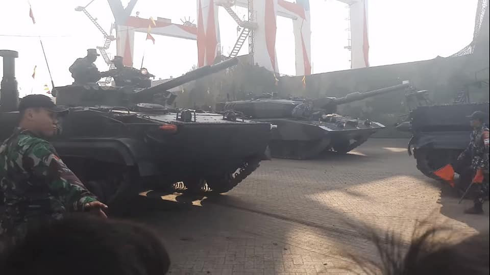 Xe chiến đấu bộ binh BMP-3F do Indonesia mua từ Nga. Trong hai năm 2010 và 2014, nhà cung cấp đã bàn giao cho phía Indonesia ít nhất 54 chiếc loại này, trong đó 20 chiếc đang hoạt động trong Thủy quân lục chiến. Ảnh: Xe chiến đấu bộ binh BMP-3F do Nga chế tạo và xe tăng Leopard2 RI nhập khẩu từ Đức của Quân đội Indonesia.