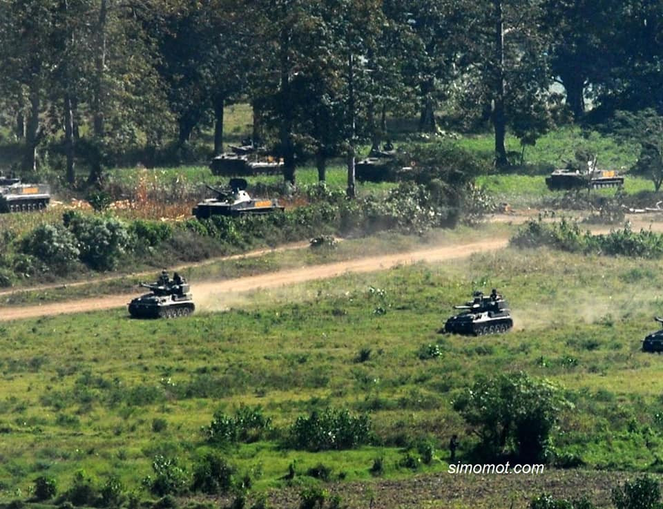 Fv101 Scorpion là xe trinh sát hạng nhẹ do Anh sản xuất và sử dụng từ năm 1973, trọng lượng hơn 8 tấn, dài 5.28m, rộng 2.134m, cao 2.1m. Vũ trang một pháo 90mm và một súng máy đồng trục L43A1 7.62mm, tầm hoạt động hơn 700km. Ảnh: Hiệp đồng tác chiến giữa xe bọc thép trinh sát hạng nhẹ Fv101 Scorpion 90 do Anh chế tạo và xe tăng hạng nhẹ PT-76 do Liên Xô chế tạo.