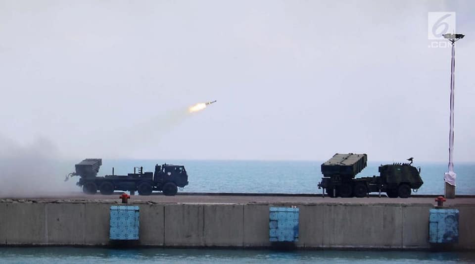 Pháo phản lực phóng loạt của Indonesia cũng có sự kết hợp thú vị không kém, họ hiện đang vận hành song song cả loại do Cộng Hòa Séc chế tạo và Astros II do Brazil chế tạo. RM-70 là phiên bản nâng cấp sức mạnh hạng nặng hơn dựa trên pháo phản lực BM-21 do Tiệp Khắc cũ thực hiện và sử dụng từ thập niên 1970. Astros II là pháo phản lực do Brazil sản xuất, sử dụng từ năm 1983 cho đến nay. Nó được thiết kế theo dạng moldun, có thể sử dụng nhiều cỡ đạn khác nhau. Ảnh: Pháo phản lực RM-70 (trái) và Astros II (phải) hiệp đồng tác chiến.