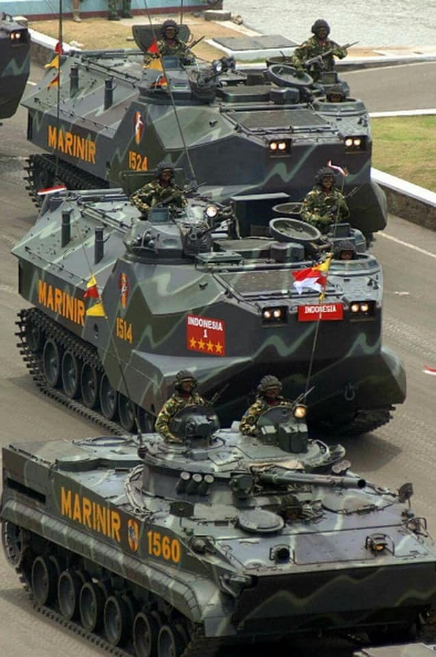 Và Indonesia cũng là một trong số ít những quân đội trên thế giới hiện nay đang sử dụng cả hai hệ vũ khí Nga Xô và phương Tây cho lực lượng vũ trang của mình. Đây đúng là một sự kết hợp hiếm có trên thế giới, bao gồm cả Hải - Lục - Không quân. Ảnh: Xe chiến đấu bộ binh BMP-3F do Nga sản xuất và xe bọc thép LVT-7 do Mỹ sản xuất của lực lượng Thủy quân lục chiến Indonesia.