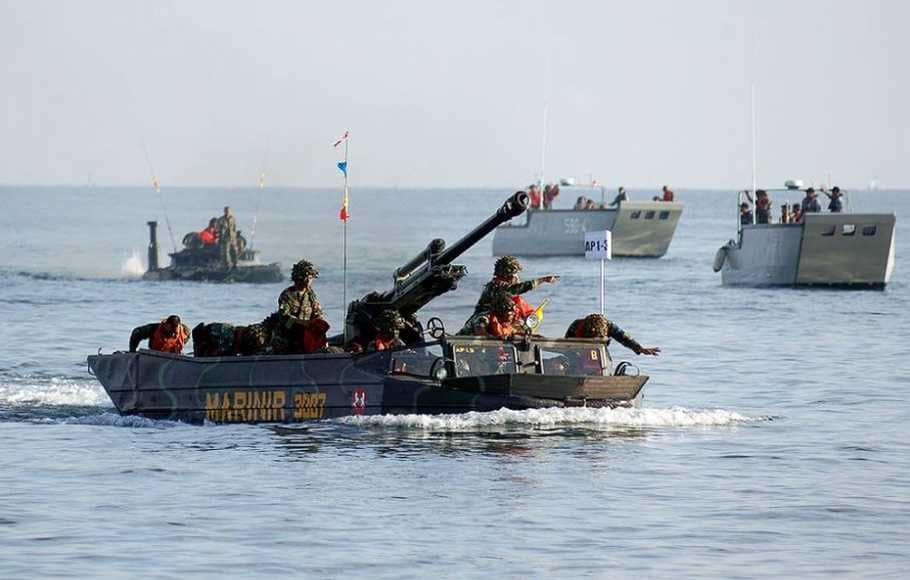 Ảnh: Hình ảnh thú vị về chiếc xe thiết giáp lội nước K-61 của Thủy quân lục chiến Indonesia cõng khẩu pháo LG-1 cho nhiệm vụ đổ bộ.