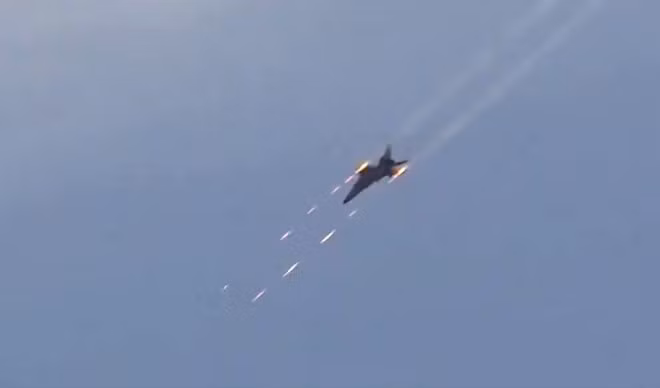 Đại tá Zhang Chunhui, người phát ngôn của quân khu Đông Trung Quốc cho biết: “Một số quốc gia tiếp tục có động thái tiêu cực về các vấn đề liên quan đến đảo Đài Loan, gửi những tín hiệu sai lầm nghiêm trọng tới lực lượng “Đài Loan độc lập”, đe dọa nghiêm trọng đến hòa bình và ổn định ở eo biển Đài Loan". Ảnh: Chiến đấu cơ Trung Quốc diễn tập tấn công mục tiêu trên biển - Nguồn: Xinhua