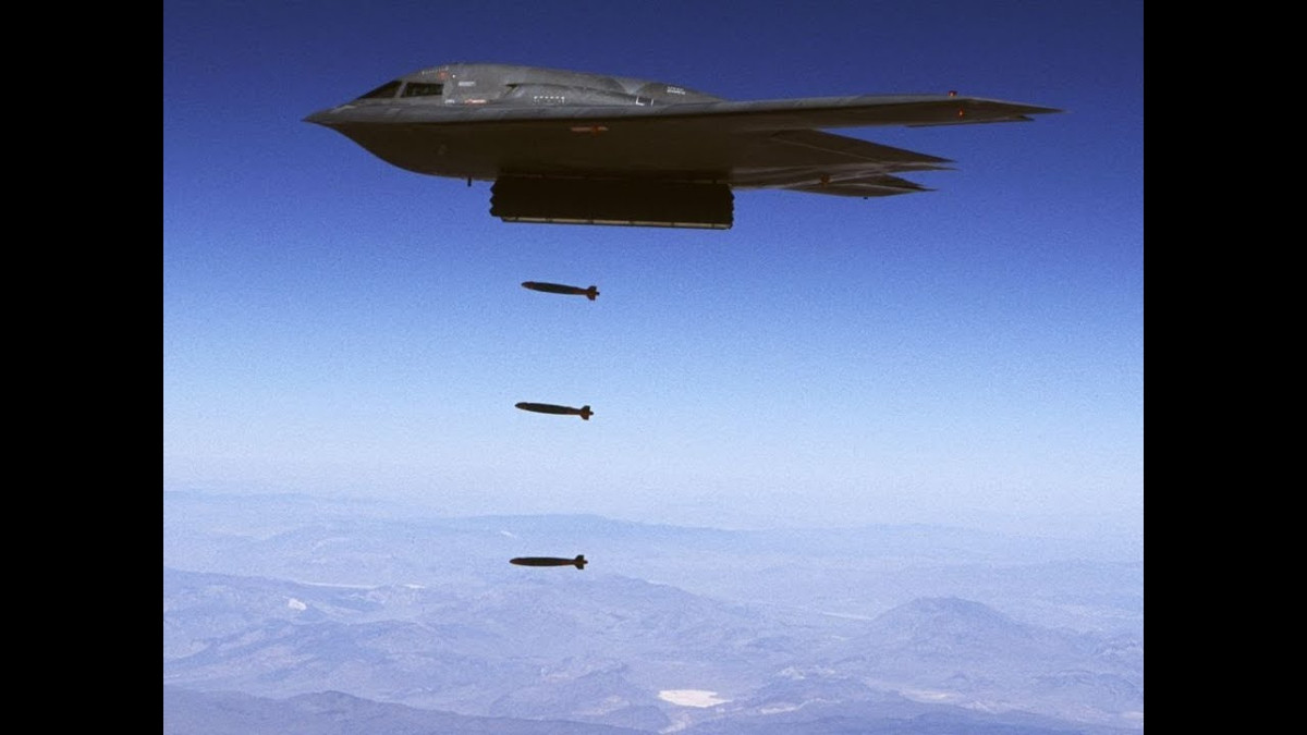 Nhà bình luận quân sự nổi tiếng Zhou Chenming của Trung Quốc thừa nhận: "Máy bay ném bom tàng hình B-2 rất khó bị phát hiện hoặc bị đánh chặn, do đó nếu nó bay vào không phận Trung Quốc với vũ khí hạt nhân, đây là điều quá bất lợi với Trung Quốc". Ảnh: Máy bay ném bom B-2A - Nguồn: Không quân Mỹ.