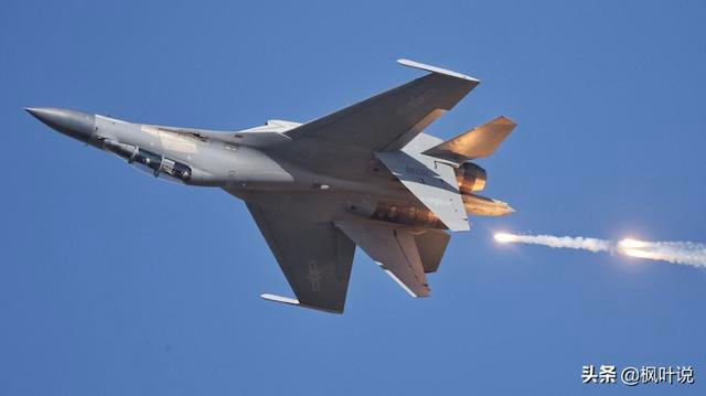 Về sức mạnh, J-11 được trang bị hai động cơ phản lực AN31 do Nga sản xuất (hoặc WS10 do Trung Quốc tự chế tạo), với lực đẩy khoảng 180 kilonewton (kN), tốc độ tối đa Mach 2,35; trần bay cao nhất 18.500 m, tầm hoạt động tối đa 3.790 km; với Rafale, hai động cơ chỉ đạt lực đẩy 100 kN, tốc độ tối đa chỉ có thể đạt Mach 1,8; trần bay cao nhất 16.800 m; tầm hoạt động tối đa là 3.700 km. Ảnh: J-11B của Không quân Trung Quốc.