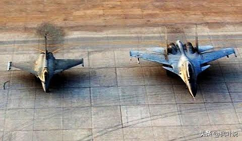 Nếu giả sử trong cuộc xung đột Trung - Ấn xảy ra, những chiến đấu cơ J-11B của Trung Quốc có tính năng kỹ chiến thuật hoàn toàn tương đương với Rafale của Không quân Ấn Độ; thậm chí nếu so sánh kích thước và trọng lượng, J-11 còn lớn hơn nhiều so với Rafale. Ảnh: Rafale (trái) với Su-30MKI.