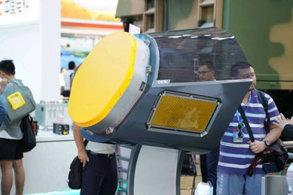 Về radar, do J-11 có thể tích rộng hơn, nên Trung Quốc thay thế radar cơ khí ban đầu, bằng radar quét mảng pha điện tử do chính họ phát triển, làm lợi thế về tác chiến điện tử của Rafale so với J-11 không phải là áp đảo; mặc dù các thông số radar trên máy bay đều bí mật, nhưng radar trang bị trên hai loại máy bay trên đều có khả năng bắt mục tiêu trong phạm vi khoảng 280 km. Ảnh: Radar hàng không mạng pha chủ động KLJ-7A do Trung Quốc chế tạo.