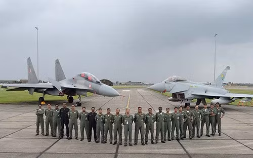  Không quân Ấn Độ từ lâu đã tích cực tăng cường trang bị, ngoài việc tạo thế duy trì áp lực mạnh mẽ đối với Pakistan, thì Ấn Độ cũng cần phải cân bằng sức mạnh với người hàng xóm phương Bắc là Trung Quốc.