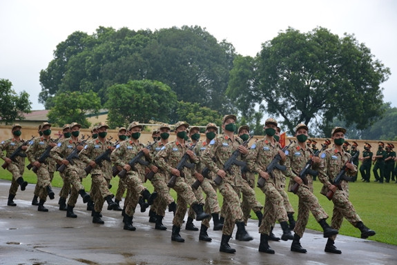 Việc điều các chiến sĩ Đặc công tham gia nhiệm vụ lần này cũng là sự tin tưởng tuyệt đối của các cấp lãnh đạo dành cho Binh chủng Đặc công, với những chiến sĩ đặc biệt tinh nhuệ. Những chiến sĩ này có khả năng tác chiến tuyệt vời cũng như sức chiến đấu tốt với một trọng trách nặng nề nhưng cũng không kém phần vinh dự. Ảnh: Khối chiến sĩ Đội Gìn giữ hòa bình với súng tiểu liên AK - Nguồn: QĐND