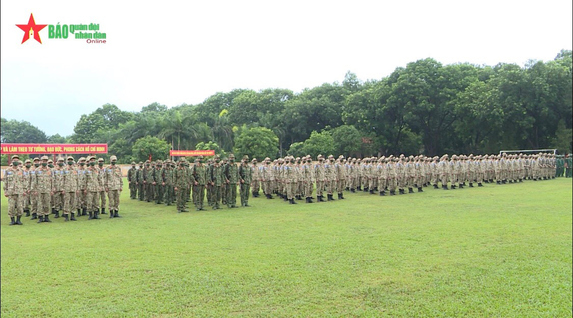 Đợt huấn luyện sẽ diễn ra trong hai giai đoạn. Giai đoạn 1 sẽ kéo dài 2 tháng, các chiến sĩ của Đội sẽ trải qua nhiều giờ huấn luyện về chính trị, quân sự, hậu cần, kỹ thuật, thể lực, ngoại khóa. Các nội dung huấn luyện sẽ sát với thực tiễn trong quá trình thực hiện nhiệm vụ tại phái bộ Liên Hợp Quốc, bảo đảm đáp ứng tốt các tiêu chuẩn, yêu cầu đặt ra. Ảnh: Quang cảnh các khối chiến sĩ tham gia Lễ ra quân huấn luyện - Nguồn: QĐND
