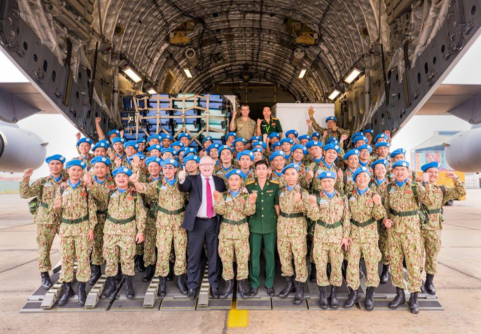 Những năm qua, Binh chủng Công binh đã thực hiện tốt các nội dung hợp tác, trao đổi, chia sẻ kinh nghiệm về triển khai các hoạt động Gìn giữ hòa bình, tổ chức tham quan, khảo sát thực địa, tập huấn, đào tạo về kỹ thuật rà phá bom mìn theo tiêu chuẩn LHQ. Các cán bộ chiến sĩ của Đội công binh là những thành viên vô cùng ưu tú, chắc chắn sẽ hoàn thành tốt những nhiệm vụ được cấp trên giao phó. Ảnh: Lực lượng Gìn giữ hòa bình Việt Nam trước khi lên đường làm nhiệm vụ - Nguồn: QĐND