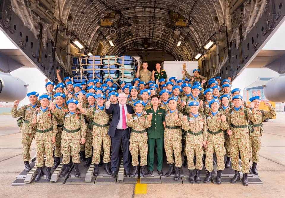 Những năm qua, Binh chủng Công binh đã thực hiện tốt các nội dung hợp tác, trao đổi, chia sẻ kinh nghiệm về triển khai các hoạt động Gìn giữ hòa bình, tổ chức tham quan, khảo sát thực địa, tập huấn, đào tạo về kỹ thuật rà phá bom mìn theo tiêu chuẩn LHQ. Các cán bộ chiến sĩ của Đội công binh là những thành viên vô cùng ưu tú, chắc chắn sẽ hoàn thành tốt những nhiệm vụ được cấp trên giao phó. Ảnh: Lực lượng Gìn giữ hòa bình Việt Nam trước khi lên đường làm nhiệm vụ - Nguồn: QĐND