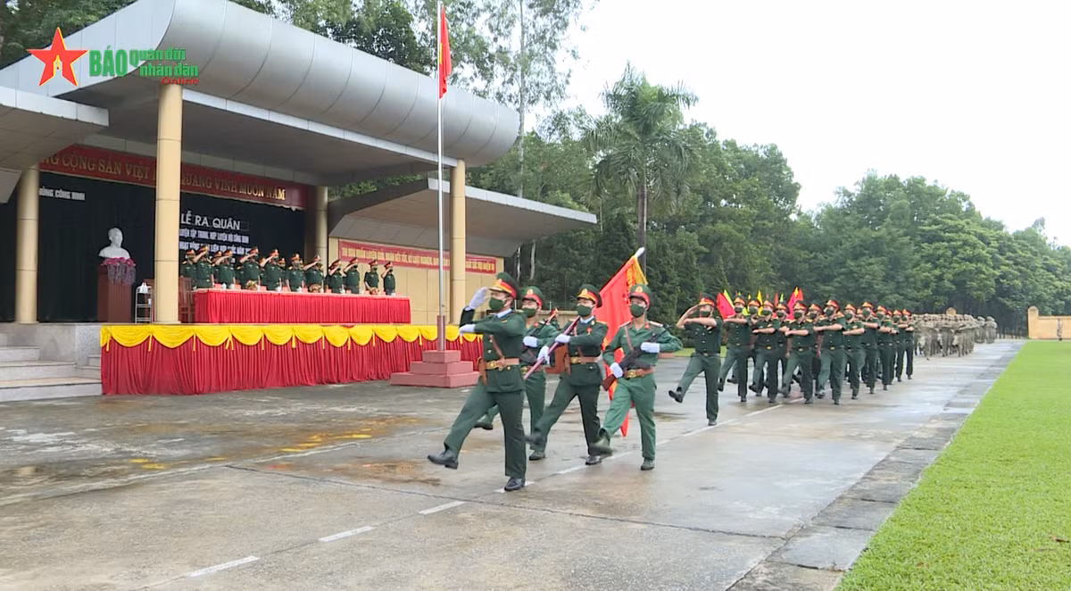 Đây là lần đầu tiên Quân đội ta chính thức cử lực lượng chiến đấu là các chiến sĩ Đặc công tham gia hoạt động Gìn giữ hòa bình của Liên Hợp Quốc, trước đó chỉ có các đơn vị Quân y triển khai bệnh viện dã chiến tại phái bộ Nam Sudan. Lực lượng Đặc công của ta sẽ đảm đương nhiệm vụ bảo vệ an toàn cho đội hình Công binh trong quá trình thực hiện nhiệm vụ. Ảnh: Các khối chiến sĩ thực hiện diễu hành lực lượng trong buổi lễ - Nguồn: QĐND