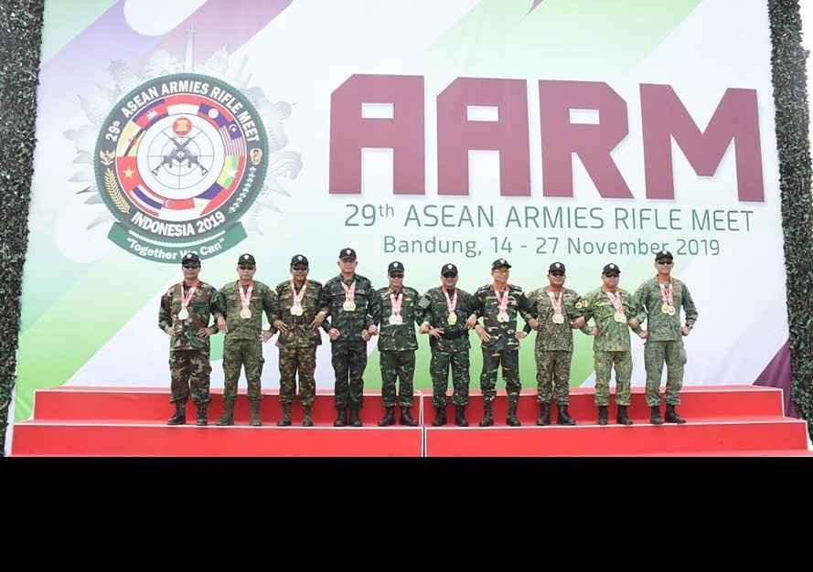  Quân phục ngụy trang là trang bị không thể thiếu đối với mỗi người lính, cùng với xu thế phát triển chung của thế giới, quân đội các nước ASEAN cũng không để mình bị tụt lại. Ngày nay, tất cả các quốc gia trong khối đều đã đại trà quân phục ngụy trang cho chiến sĩ, với từng đặc thù tác chiến khác nhau mà mỗi nước phát triển các kiểu họa tiết, kiểu dáng quân phục khác nhau để phù hợp điều kiện hiện có. Sau đây, chúng ta sẽ cùng tìm hiểu về quân phục ngụy trang của lục quân các nước ASEAN. Ảnh: Cán bộ cấp cao của đoàn quân đội các nước ASEAN chụp ảnh chung trong sự kiện AARM. 