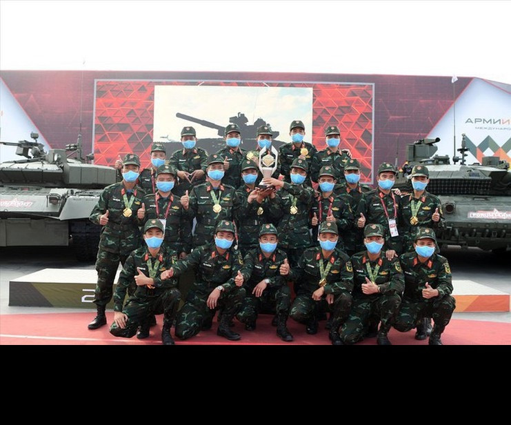 Tuy nhiên sang năm 2019, Quân đội Việt Nam tiếp tục đưa vào cấp phát thử nghiệm mẫu quân phục dã chiến K-19 kiểu mới. Mẫu quân phục này cũng sở hữu các điểm ưu việt của K-17 như thiết kế may ôm người chiến sĩ, độ bền màu tốt và thoáng mát cao, tuy nhiên nó lại chuyển sang sử dụng họa tiết kiể ERDL với màu xanh chủ đạo, kết hợp cùng các dải ngụy trang màu đỏ nâu, anh nhạt và tím than. Loại quân phục này có điểm ưu việt là phù hợp ngụy trang với địa hình rừng rậm rạp, rừng già và có cách phối màu khá hài hòa. Ảnh: Chiến sĩ đội tuyển xe tăng Việt Nam tại ARMY Games 2020 với quân phục K-19 kiểu mới.