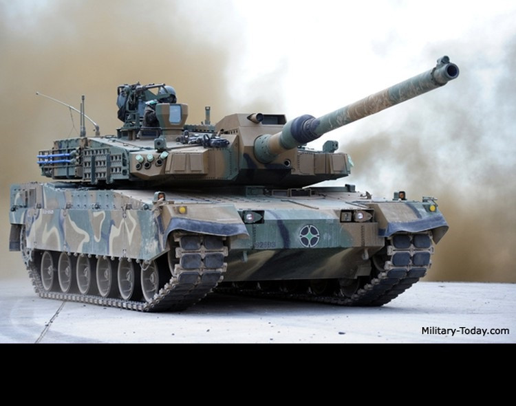 K2 Black Panther là mẫu xe tăng thế hệ 4 được hãng Hyundai của Hàn Quốc phát triển nhằm thay thế cho mẫu K1 của những năm 1980, chính thức được đưa vào trang bị từ năm 2014. Trong khi xe tăng K1 có nhiều sự ảnh hưởng thiết kế giống với M1 Abrams của Mỹ thì K2 lại là một thiết kế hoàn toàn mới và độc lập với việc sử dụng lớp giáp tiên tiến hàng đầu thế giới. Hệ thống bảo vệ của xe là sự kết hợp của giáp chính làm từ vật liệu Composite đặc biệt, giáp phản ứng nổ ERA và giáp phản ứng không nổ NERA khiến việc hạ gục K2 là cực kỳ khó. Ảnh: Xe tăng K2 Black Panther của Hàn Quốc.