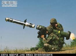 Với cấu tạo nhỏ gọn nhất có thể, tên lửa HJ-12 có thể mang vác bằng sức người, bắn từ bệ phóng vác trên vai như tên lửa chống tăng Javelin nổi tiếng của Mỹ; tên lửa hoạt động theo nguyên tắc “bắn-quên”; xạ thủ chỉ cần lấy đường ngắm ban đầu, tên lửa tự động bay đến mục tiêu và tiến công theo kiểu “đột nóc” từ trên không.