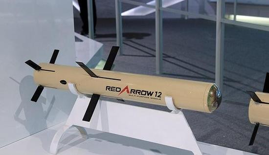 HJ-12 sử dụng đầu dò hồng ngoại tương tự như loại Javelin của Mỹ, khi chuẩn bị bắn, xạ thủ sẽ tìm kiếm và khóa mục tiêu trên đường tin chữ thập của hệ thống ngắm bắn; các dữ liệu về mục tiêu được nhập vào tên lửa và xạ thủ chỉ nhấn cò cho tên lửa rời ống phóng, việc tìm kiếm mục tiêu do đầu dò của tên lửa đảm nhiệm và tên lửa bay đến mục tiêu theo một chế độ hoàn toàn tự động.