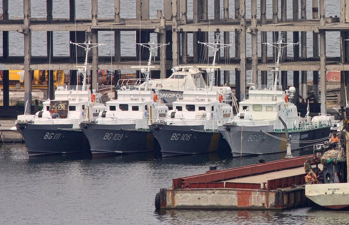 Mẫu tàu tuần tra cao tốc Grif đề án 1400M là các tàu tuần tra ven bờ loại nhỏ, lượng giãn nước đầy tải gần 40 tấn. Đây là các tàu do Liên Xô thiết kế, chế tạo từ năm 1969 cho đến 1991 với số lượng hơn 300 chiếc. Ảnh: Tàu tuần tra đề án 1400M của lực lượng biên phòng Ukraine.