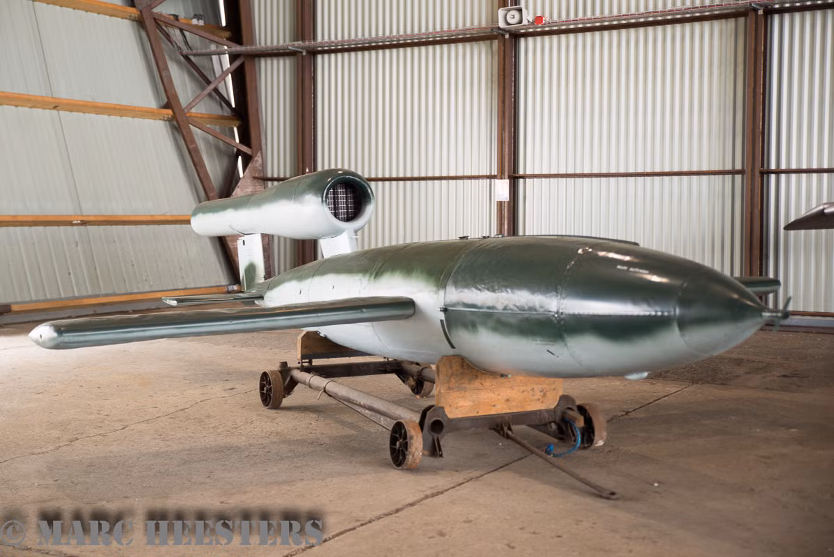 Bộ Tổng hành dinh của Quân đội Đức đã ra lệnh cho Đơn vị nghiên cứu đặc biệt Kampfgruppe 200; đơn vị này sẽ sử dụng một số sân bay mà Quân đội phát xít Đức đang chiếm đóng tại châu Âu, để thành lập một số đơn vị sử dụng loại bom bay V-1 mới này.