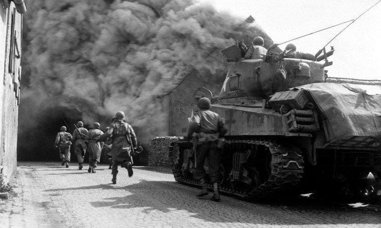 Đến đầu năm 1944, Quân đội Đức quốc xa chỉ còn là cái bóng của những gì nó đã có từ đầu cuộc chiến. Nhưng Quốc trưởng Hitler vẫn quyết tâm trả đũa cho các cuộc không kích của quân Đồng minh vào các thành phố của Đức; mục tiêu trả đũa là các thành phố của Anh, đặc biệt là Thủ đô London.