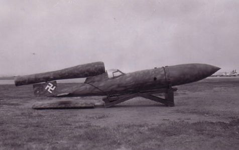 Chính vì có cơ cấu dẫn đường quá đơn giản, nên bom bay V-1 có mức chính xác rất thấp; có lẽ dấu ấn nổi bật nhất của V-1 đó là tiếng kêu của động cơ. Nhưng ở trong mức độ nào đó, V-1 vẫn là loại vũ khí “đe dọa” đối với dân chúng nước Anh.