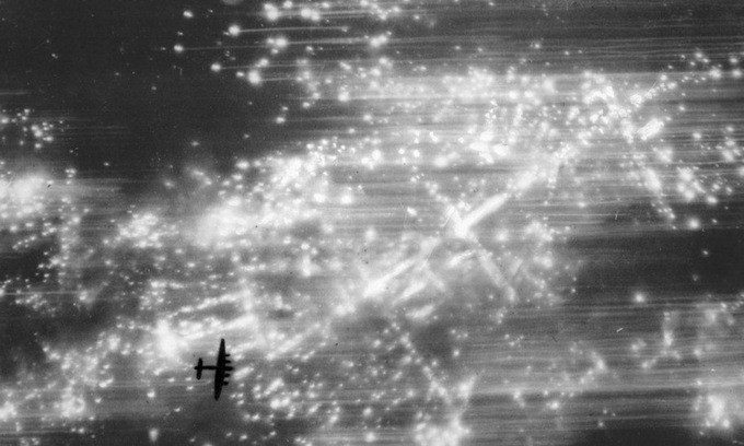 Nhưng trong thế “sức cùng, lực kiệt”, các loại máy bay chiến đấu của Đức đã bị hao hụt nhiều bởi cuộc chiến, nên Không quân Đức không thể mở các cuộc ném bom ồ ạt như giai đoạn đầu của cuộc chiến. Ảnh: Máy bay Anh ném bom xuống Hamburg trong chiến dịch Gomorrah.