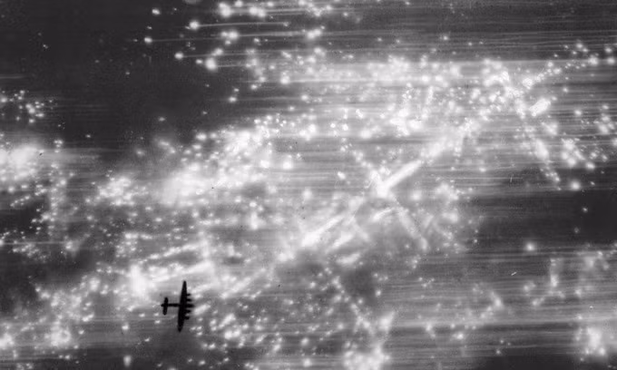 Nhưng trong thế “sức cùng, lực kiệt”, các loại máy bay chiến đấu của Đức đã bị hao hụt nhiều bởi cuộc chiến, nên Không quân Đức không thể mở các cuộc ném bom ồ ạt như giai đoạn đầu của cuộc chiến. Ảnh: Máy bay Anh ném bom xuống Hamburg trong chiến dịch Gomorrah.