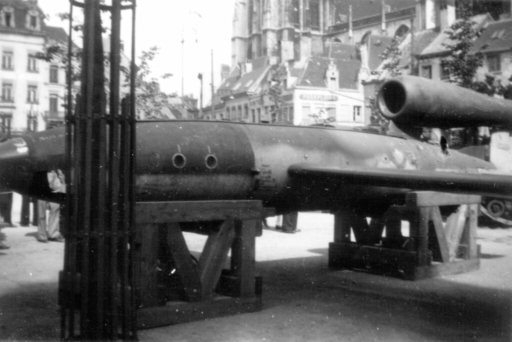 Bốn mẫu V-1 thử nghiệm đã được chế tạo, trong đó mẫu I, II thất bại ngay từ thử nghiệm đầu tiên, mẫu III là mô hình để huấn luyện phi công, được trang bị động cơ phản lực xung Argus. Mẫu IV là mô hình chính để sử dụng.