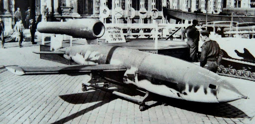 Sau khi tách ra khỏi máy bay mẹ, bom bay V-1 lao với tốc độ khoảng trên 700 km/h; khi đến gần mục tiêu, phi công điều khiển có thể nhảy dù khỏi quả tên lửa. Tuy nhiên, cơ hội để thoát khỏi máy bay lặn là rất nhỏ, vì việc thoát khỏi buồng lái của V-1, khi quả tên lửa này đang lao với vận tốc trên 700 km/h là điều không tưởng.