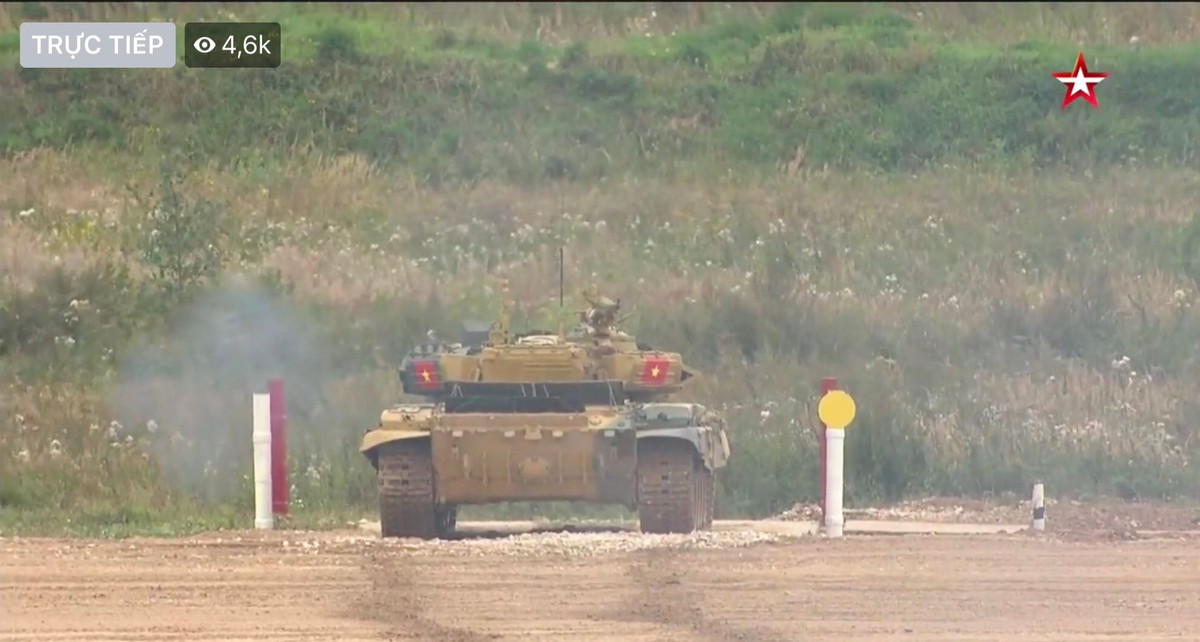 Thành phần kíp lái của đội Việt Nam với trưởng xe là đồng chí Đại úy Trần Việt Hải, pháo thủ đồng chí Trung úy Lê Quang Hiệp, lái xe đồng chí Trung úy Hoàng Mạnh Tuấn. Đây là kíp xe vô cùng kinh nghiệm của đội tuyển Việt Nam, trong đó đồng chí trưởng xe đã có kinh nghiệm 2 năm thi đấu tại Tank Biathlon. Đội Việt Nam xuất phát thứ hai sau khi đội Nam Ossetia xuất phát đầu tiên theo lượt. Ảnh: Xe tăng đội tuyển Việt Nam tiến vào tuyến bắn pháo 125mm.