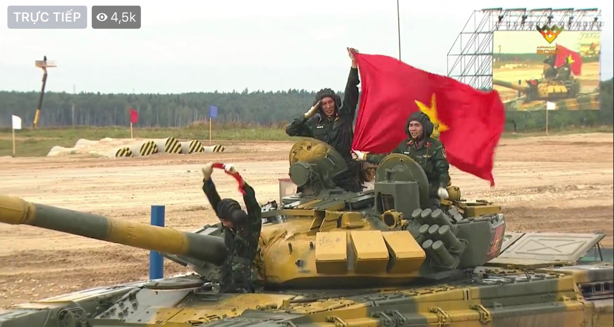 Chung cuộc, kíp xe tăng Việt Nam về nhất toàn nhánh với thành tích 28 phút 20 giây, xếp sau lần lượt là Nam Ossetia, Myanmar và Qatar (bỏ thi) và cũng là thành tích giúp đội Việt Nam tạm thời dẫn đầu bảng 2 khi mà nhánh số 2 vẫn chưa thi đấu. Xe tăng Việt Nam tiêu diệt xuất sắc cả 5/5 mục tiêu, đạt vận tốc tối đa 72km/h (vượt thông số kỹ thuật của xe), không cán bất cứ chướng ngại vật nào. Đây có thể nói là kết quả vô cùng tốt, thể hiện sự chuẩn bị kỹ càng cả về mặt con người và vũ khí của đội tuyển Việt Nam, cũng như kĩ năng tuyệt vời của tất cả các thành viên trong kíp lái. Ảnh: Kíp lái Việt Nam ăn mừng sau khi về đích đầu tiên.