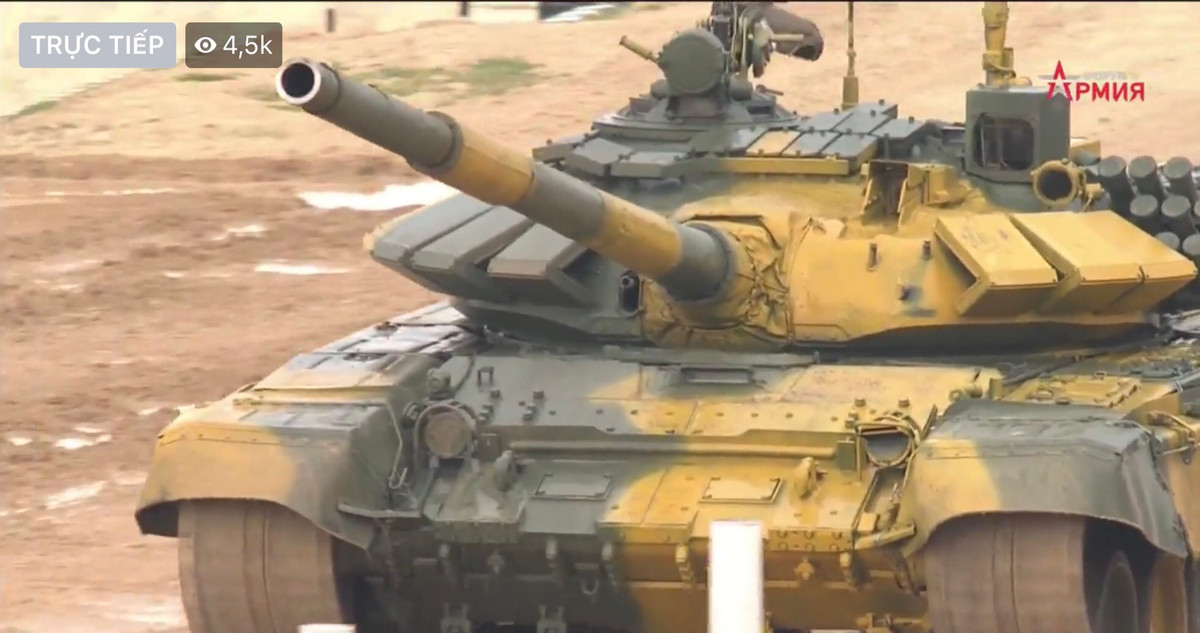 Vừa hoàn thành bài bắn số hai, xe tăng Việt Nam nhanh chóng cơ động quay trở lại đường đua với vận tốc cao và hoàn thành vòng đua thứ hai. Ảnh: Xe tăng đội Việt Nam trong lúc cơ động chuẩn bị vượt dốc nghiêng.