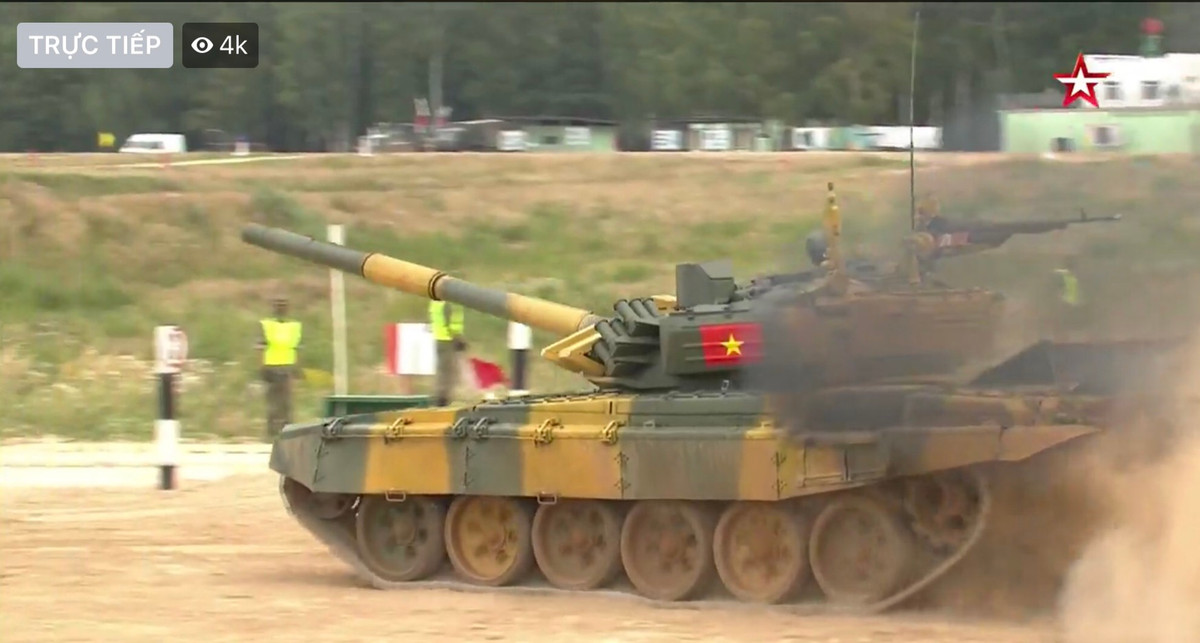 Sau khi hoàn thành bài bắn đầu tiên, xe tăng Việt Nam đã quay trở lại đường đua rất nhanh và đạt vận tốc cao. Hoàn thành vòng thi thứ nhất với thời gian dưới 10 phút. Ảnh: Xe tăng đội Việt Nam đạt vận tốc cao trên đường đua.