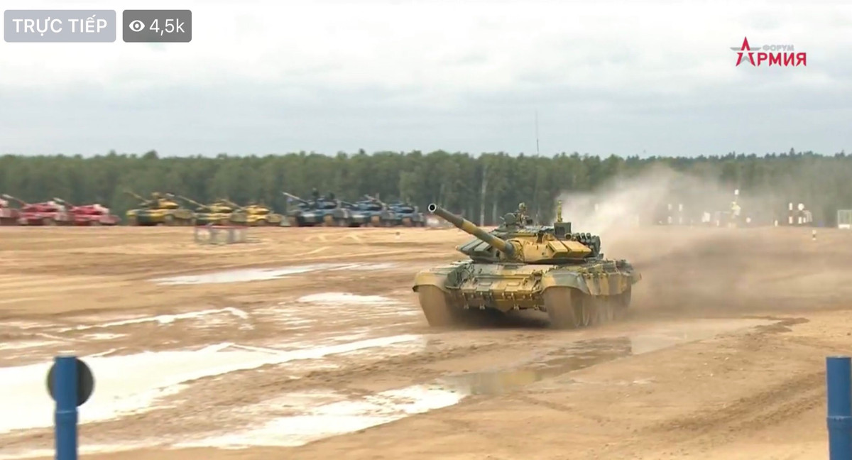 Và cuối cùng là phần chạy nước rút về đích. Xe tăng Việt Nam đã xuất sắc cán đích đầu tiên dẫu cho phải xuất phát thứ hai, chậm hơn đối thủ khá nhiều. Nhưng do lái xe có kỹ năng tốt, cơ động cao, điều khiển xe không đằn chướng ngại vật, cọc tiêu nên không bị phạt cùng với độ là vận tốc nhanh giúp cho kíp xe số 1 của ta có thành tích vô cùng tốt đẹp. Ảnh: Xe tăng Việt Nam cơ động về đích.