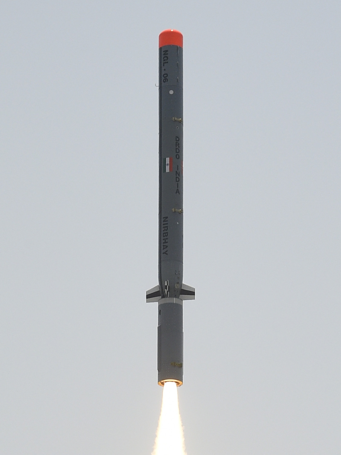 Chính phủ Ấn Độ cũng đã phê duyệt một số chương trình phát triển vũ khí nội địa, bao gồm các hệ thống pháo phản lực phóng loạt (MRLS) Pinaka, có thể phóng được tên lửa chiến thuật; nâng cấp vũ khí cho xe chiến đấu bộ binh BMP-2; tên lửa hành trình tấn công mặt đất Nirbhay và tên lửa tiến công ngoài tầm nhìn của Astra. Ảnh: Tên lửa Nirbhay của Ấn Độ - Nguồn: Wikipedia.