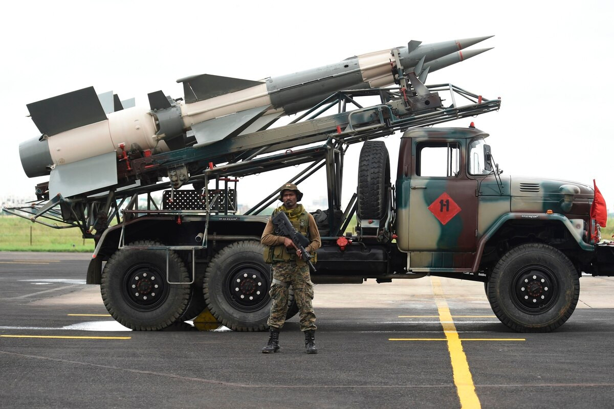 Một quan chức của Bộ Quốc phòng cho biết, Ấn Độ yêu cầu Nga cung cấp phụ tùng ngay lập tức cho máy bay chiến đấu Su-30MKI, tàu ngầm lớp Kilo và xe tăng T-90; cũng như mua khẩn cấp tên lửa và đạn dược chuyên dụng cho máy bay chiến đấu, xe tăng, tàu chiến có nguồn gốc từ Nga với trị giá 800 triệu USD. Ảnh: Một binh sĩ Ấn Độ canh gác hệ thống phòng không Pechora mà Ấn Độ mua từ thời Liên Xô - Nguồn: Getty Images.