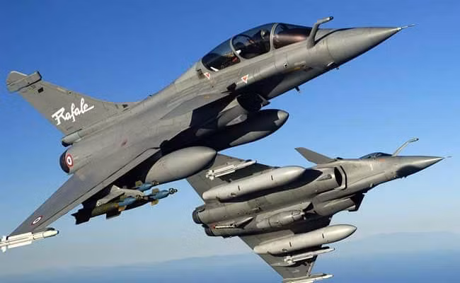 Máy bay Rafale do công ty Dassault của Pháp phát triển và chế tạo; đây cũng là công ty sản xuất loại chiến đấu cơ Mirage 2000H cho Không quân Ấn Độ; điểm mạnh của máy bay Rafale đó là khả năng cơ động, radar mảng pha điện tử chủ động RBE2 và tên lửa không đối không ngoài tầm nhìn MICA. Ảnh: Máy bay chiến đấu Rafale - Nguồn: Dassault Aviation.