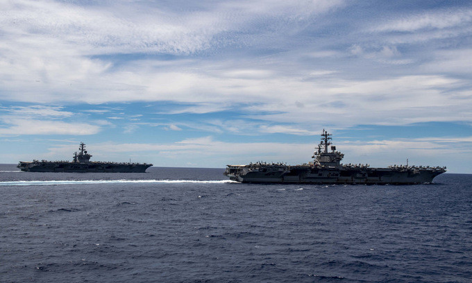 Thiếu tướng James Kirk, chỉ huy nhóm tấn công tàu sân bay USS Nimitz, nói với các phóng viên rằng, các tàu chiến của Trung Quốc xuất hiện trong cuộc tập trận ở Biển Đông gần đội hình tàu sân bay Mỹ. Ảnh: Tàu sân bay Nimitz (trái) và Ronald Reagan di chuyển trên Biển Đông hôm 6/7 - Nguồn: Hải quân Mỹ.