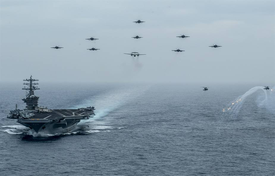 Hải quân Mỹ cho biết, biên đội tàu sân bay USS Nimitz kỷ niệm Ngày quốc khánh Mỹ với việc biểu dương lực lượng cũng như sức mạnh vô song của Hải quân Mỹ. Ảnh: Biên đội tàu sân bay USS Nimitz biểu dương sức mạnh trên biển - Nguồn: Wikipedia.