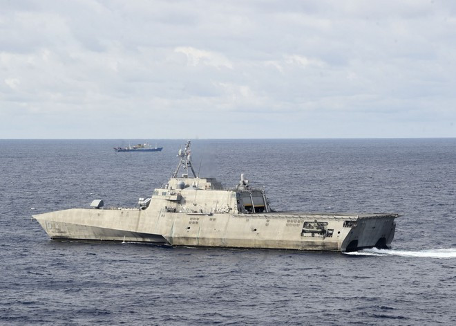 Trong khi đó, truyền thông Trung Quốc “tự huyễn hoặc” là, khu vực Biển Đông là “lãnh thổ của Trung Quốc và không có tranh chấp”; việc tập trận của Trung Quốc và không có gì đáng chê trách. Trung Quốc cho rằng, các cáo buộc của Mỹ hoàn toàn “không có cơ sở” và gây nhầm lẫn cho dư luận khu vực và quốc tế. Ảnh: Tàu tác chiến ven bờ USS Gabrielle Giffords của Mỹ hoạt động gần tàu khảo sát Hải Dương Địa Chất 4 - Nguồn: dvids