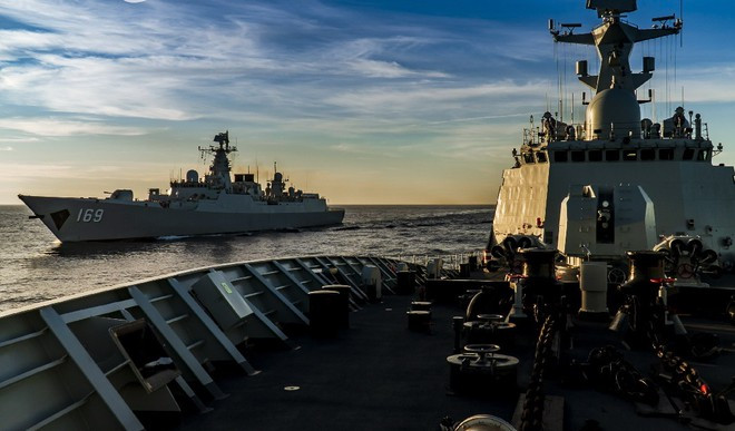 Đội hình đã tham gia các cuộc tập trận ở Biển Đông để hỗ trợ tự do hàng hải và hàng không tại khu vực Ấn Độ - Thái Bình Dương. Gần như cùng lúc, Trung Quốc cũng tiến hành tập trận ở vùng biển thuộc quần đảo Hoàng Sa thuộc chủ quyền của Việt Nam ở Biển Đông. Ảnh: Tàu hộ vệ Hàng Dương (phải) và tàu khu trục Vũ Hán trên Biển Đông ngày 18/6 - Nguồn: PLA.