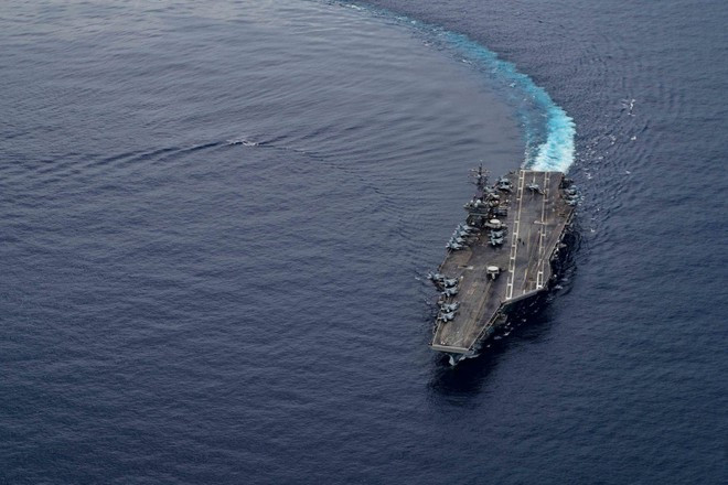 Vào ngày 4/7 vừa qua, hai biên đội tàu sân bay của Hải quân Mỹ là USS Reagan và USS Nimitz đã tiến vào Biển Đông từ Biển Philippines. Đây là cuộc tập trận tàu sân bay đôi đầu tiên do Mỹ tổ chức ở Biển Đông kể từ năm 2014. Ảnh: Tàu sân bay Mỹ USS Ronald Reagan hoạt động ở Biển Đông ngày 4/7 - Nguồn: Hải quân Mỹ.