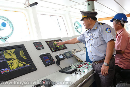 Kể từ năm 2015, Mỹ và Tổng cục Thủy sản đã hợp tác nâng cao năng lực thực thi pháp luật thủy sản trên biển và quản lý nghề cá thông qua các khóa đào tạo kỹ thuật, các chuyến học tập bồi dưỡng, trao đổi kinh nghiệm thực tế và các hoạt động hỗ trợ kỹ thuật khác. Ảnh: Cận cảnh carbin điều khiển hiện đại trên tàu Kiểm ngư của Việt Nam.