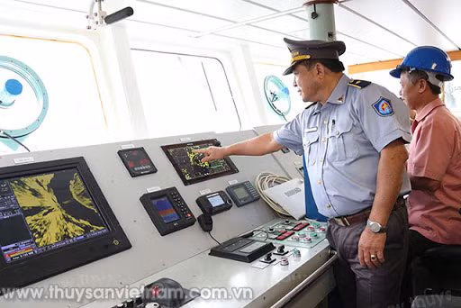 Kể từ năm 2015, Mỹ và Tổng cục Thủy sản đã hợp tác nâng cao năng lực thực thi pháp luật thủy sản trên biển và quản lý nghề cá thông qua các khóa đào tạo kỹ thuật, các chuyến học tập bồi dưỡng, trao đổi kinh nghiệm thực tế và các hoạt động hỗ trợ kỹ thuật khác. Ảnh: Cận cảnh carbin điều khiển hiện đại trên tàu Kiểm ngư của Việt Nam.