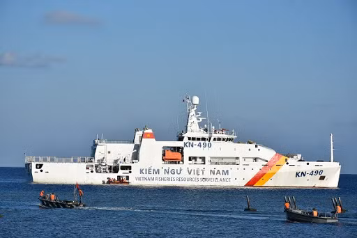 Bản ghi nhớ cũng sẽ thúc đẩy hơn nữa sự hợp tác giữa Việt Nam, Mỹ và các cơ quan thực thi luật pháp biển Quốc tế nhằm bảo đảm duy trì bền vững những nguồn lợi sinh vật biển và đấu tranh phòng chống đánh bắt cá bất hợp pháp, không có sự báo cáo hay không tuân thủ quy định luật biển. Ảnh: Tàu Kiểm ngư KN-490 của Việt Nam tiếp tế cho đảo Trường Sa.