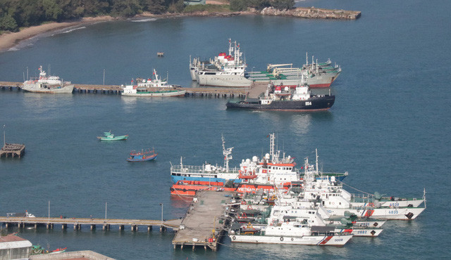 Bên cạnh đó, theo dự kiến vào tháng 2/2021, đối tác phía Mỹ sẽ bàn giao cho Kiểm ngư Việt Nam một Trung tâm huấn luyện đặt tại đảo Phú Quốc, nơi đang đặt căn cứ của nhiều lực lượng như Chi cục kiểm ngư số 5, Vùng Cảnh sát biển 4 và Vùng 5 Hải quân. Ảnh: Một góc cảng quân sự tại đảo Phú Quốc với các tàu tuần tra của Cảnh sát biển Việt Nam và Hải quân Việt Nam.