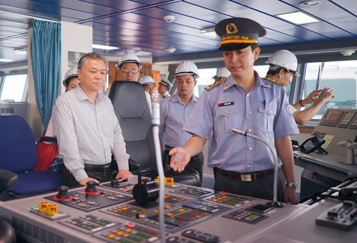 Những sự hợp tác được tăng cường giữa tình hình nóng lên của Biển Đông khi mà tàu khảo sát Trung Quốc cùng tàu chiến thường xuyên hiện diện trong khu vực, gây bất ổn tình hình. Kiểm ngư Việt Nam chính là một trong những lực lượng có năng lực nhất, là đơn vị tuyến đầu trong công cuộc ngăn chặn hành động, âm mưu bành trướng trái phép của Trung Quốc trên biển. Ảnh: Cán bộ Kiểm ngư giới thiệu về carbin tàu tuần tra đa năng hiện đại mới.