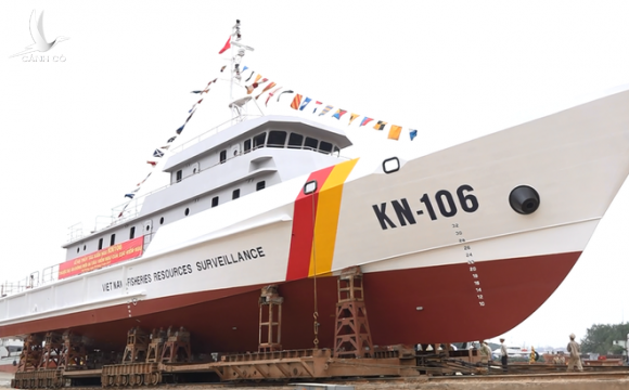 Dù vậy, Kiểm ngư Việt Nam cũng chỉ mới được thành lập từ năm 2013, vẫn còn là một lực lượng non trẻ, cán bộ chiến sĩ dù đã có một số kinh nghiệm thực tiễn nhưng vẫn cần sự giúp đỡ đến từ một đơn vị vốn có nhiều khả năng cũng như các phương tiện hiệu quả, nhằm nâng cao hơn nữa năng lực thực thi pháp luật trên biển của mình. Ảnh: Lễ hạ thủy tàu tuần tra KN-3600 của Kiểm ngư Việt Nam. Video Việt Nam tiếp nhận tàu kiểm ngư hiện đại từ Nhật Bản - Nguồn: VTC14