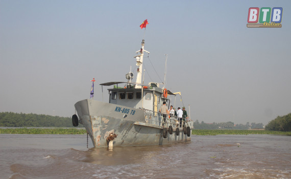 Trên thực tế, trong thời gian gần đây, Hoa Kỳ và Việt Nam đã đẩy mạnh hợp tác trên nhiều lĩnh vực liên quan đến các lực lượng biển. Đầu năm nay, tàu sân bay Mỹ và tàu hộ tống đã có chuyến thăm cảng Tiên Sa - Đà Nẵng, nơi đóng quân của Vùng 3 Hải quân và Chi đội Kiểm ngư số 3, khi mà chỉ 2 năm trước, một tàu sân bay khác của Hải quân Mỹ cũng đã ghé thăm cảng này. Ảnh: Tàu tuần tra của Kiểm ngư tỉnh Thái Bình.